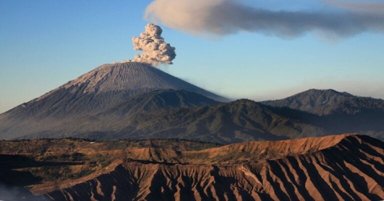 En la foto, el vocán Semeru