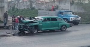 En la foto, un vehículo de más de 70 años accidentado en Cuba