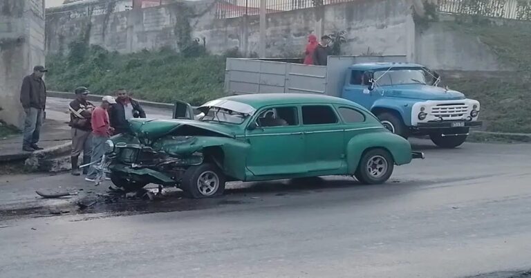 En la foto, un vehículo de más de 70 años accidentado en Cuba
