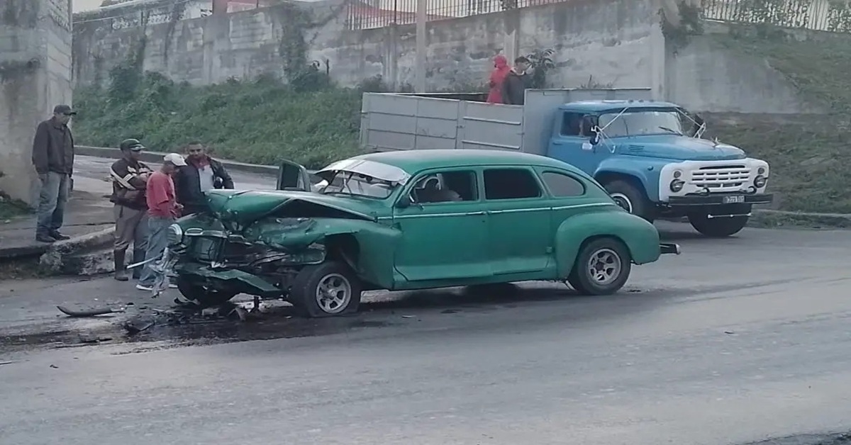 En la foto, un vehículo de más de 70 años accidentado en Cuba