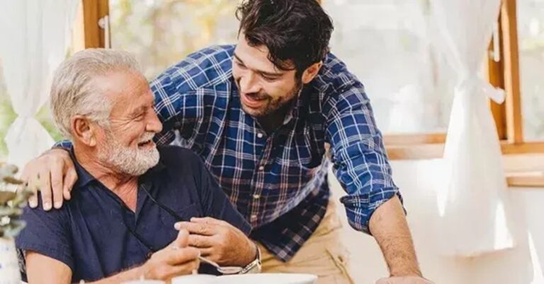 En la foto, un anciano y su hijo