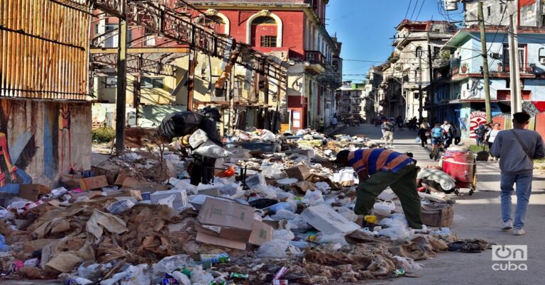En la foto, basura en las calles de La Habana