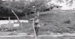 En la foto, un campesino en un secadero de café