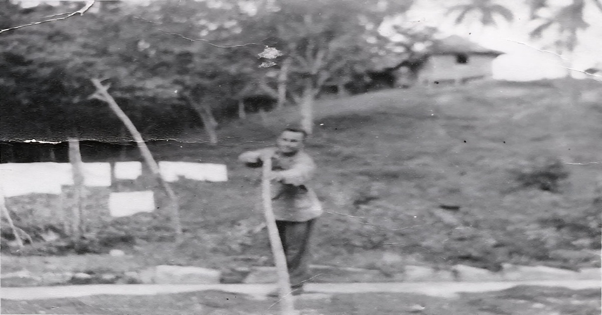 En la foto, un campesino en un secadero de café