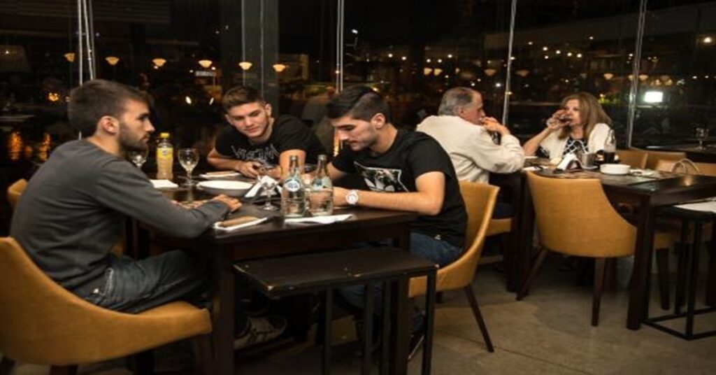En la foto, una cena entre amigos