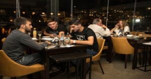En la foto, una cena entre amigos