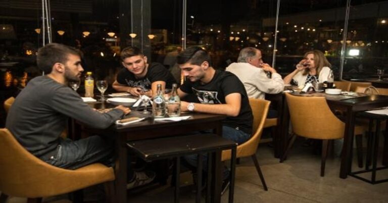 En la foto, una cena entre amigos