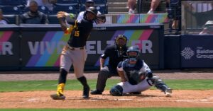 En la foto, Onei Cruz conecta jonrón ante Boston