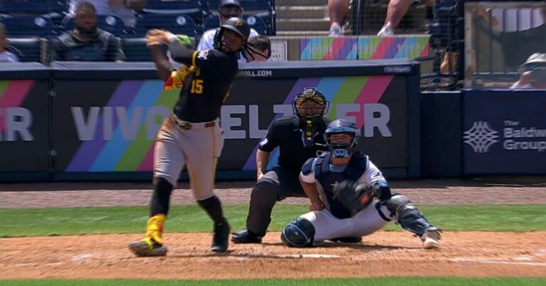 En la foto, Onei Cruz conecta jonrón ante Boston