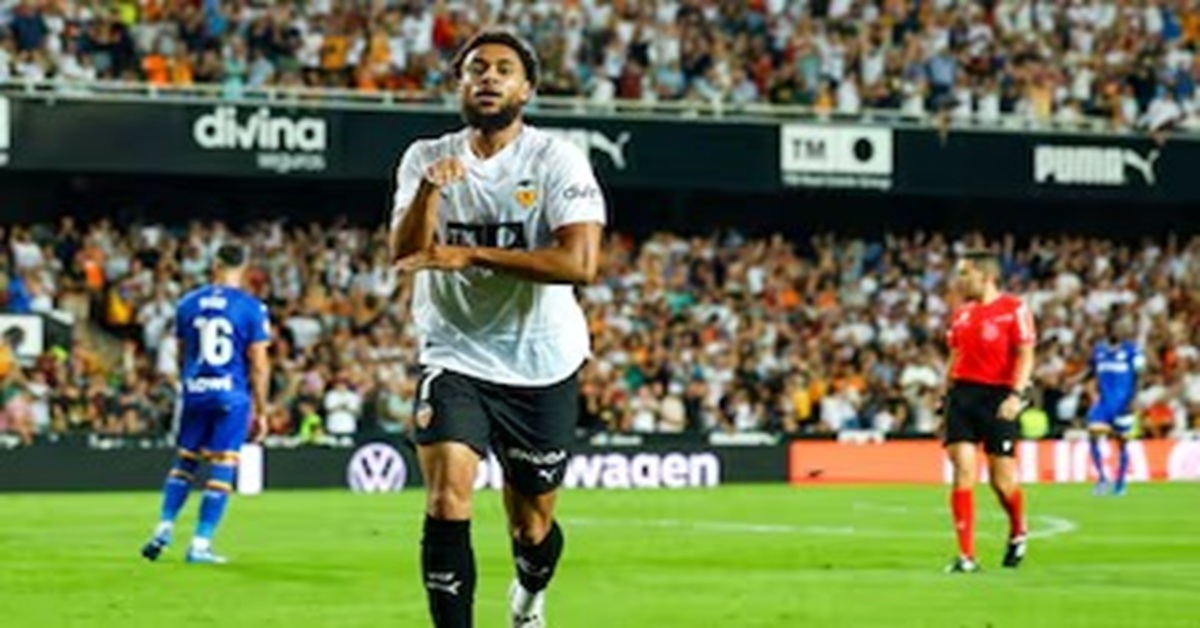 En la foto, Danjuma tras marcar por el Valencia