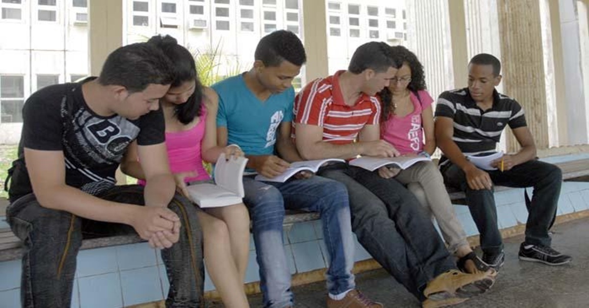 En la foto, estudiantes cubanos