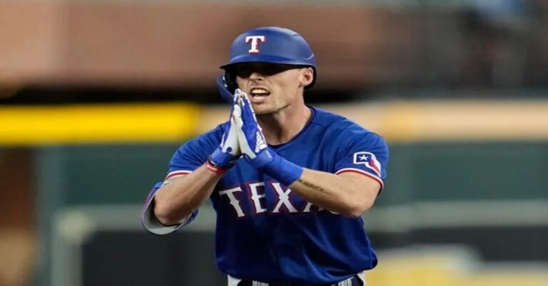 En la foto, el jardinero de los Rangers de Texas Evan Carter