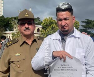 En la foto, el general y su hijo médico