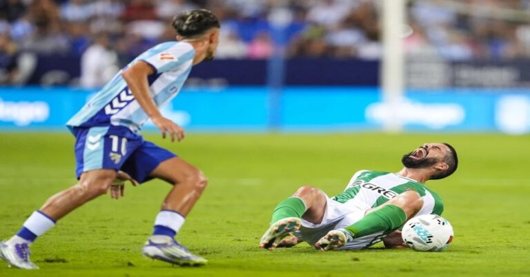 En la foto, Isco en el suelo tras ser golpeado