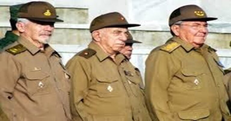 En la foto, Machado Ventura acompañado der Raúl Castro y Ramiro Valdés