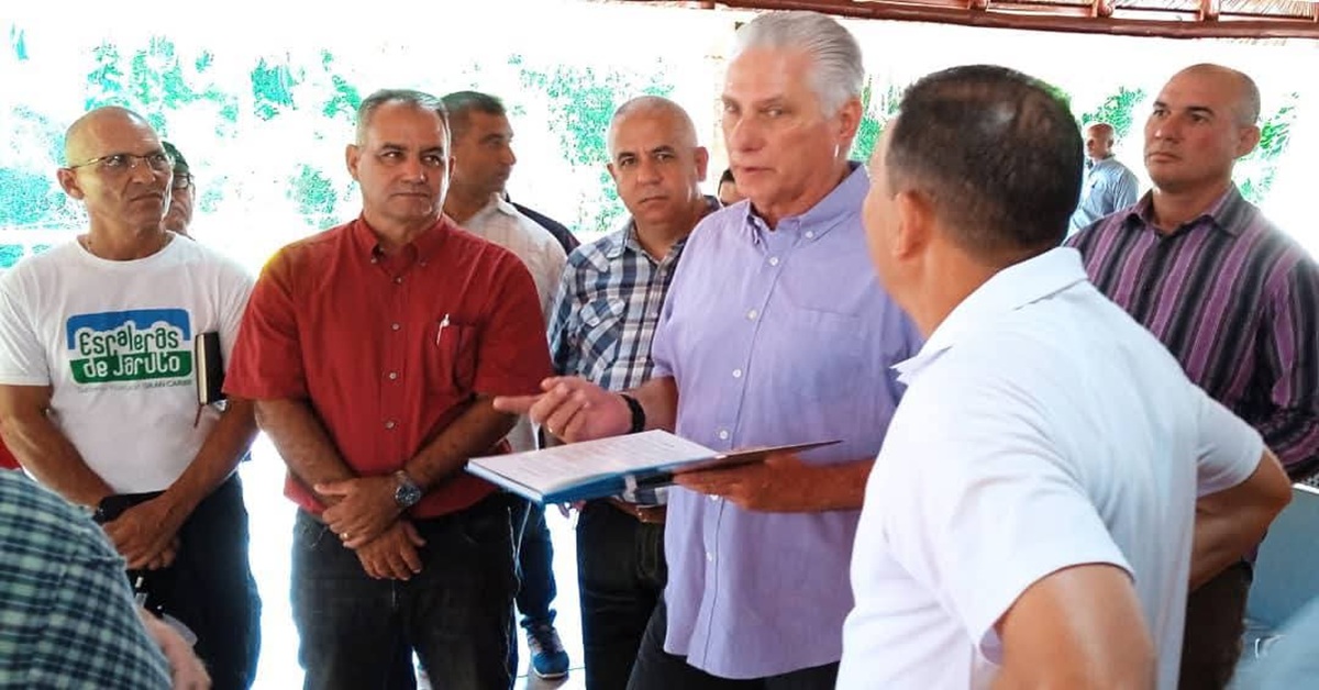 En la foto, Díaz-Canel y los dirigentes de la provincia de Mayabeque