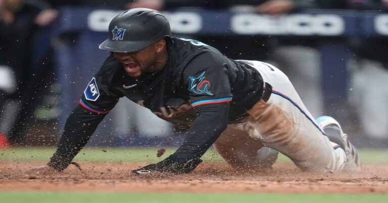 En la foto, los Marlins dejan al campo a Yankees