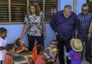En la foto, Manuel Marrero en un círculo infantil