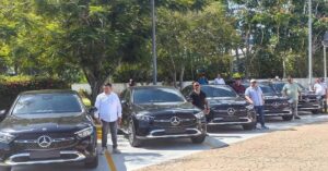 En la foto, tabacaleros con Mercedes Benz