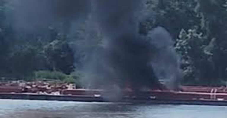 En la foto, fuego en la barcaza luego de la explosión del helicóptero