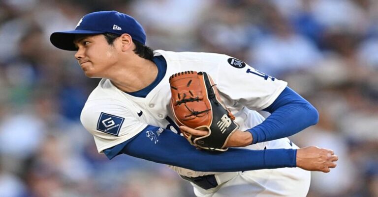 En la foto, Shohei Ihtani camino a su primer triunfo con Dodgers como pitcher