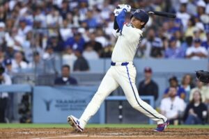 En la foto, Shohei Ohtani conecxta jonrón ante Blue Jays