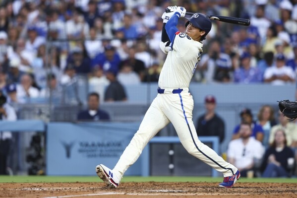 En la foto, Shohei Ohtani conecxta jonrón ante Blue Jays
