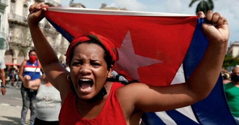 En la foto, una mujer protesta en Cuba