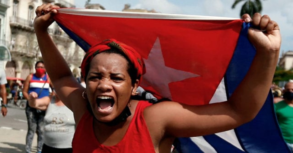 En la foto, una mujer protesta en Cuba