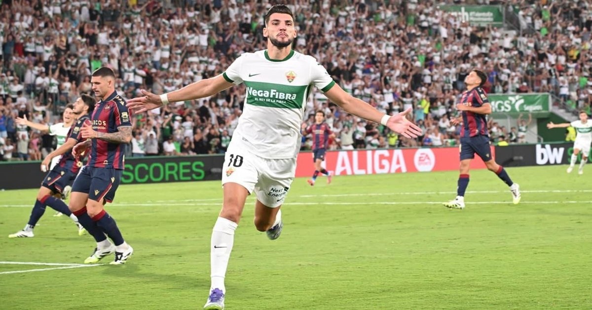 En la foto, Rafa Mir marca para el Elche