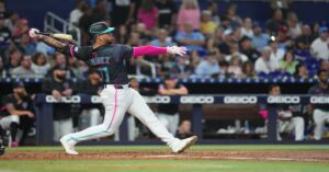 En la foto, Agustín Ramírez batea jonrón ante los Yankees