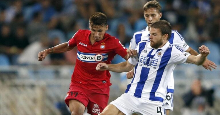 En la foto, momento del partido entre la Real Sociedad y el Espanyol
