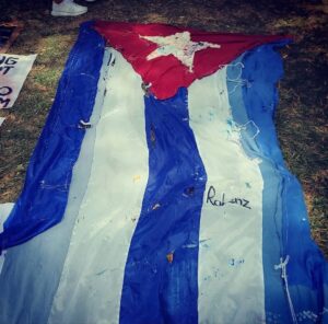 En la foto, una bandera cubana