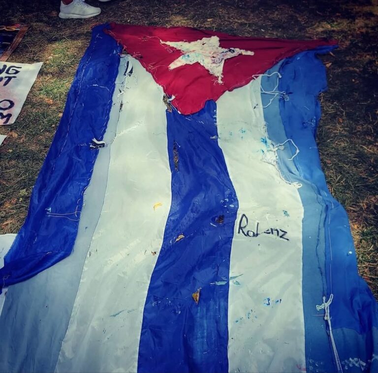 En la foto, una bandera cubana