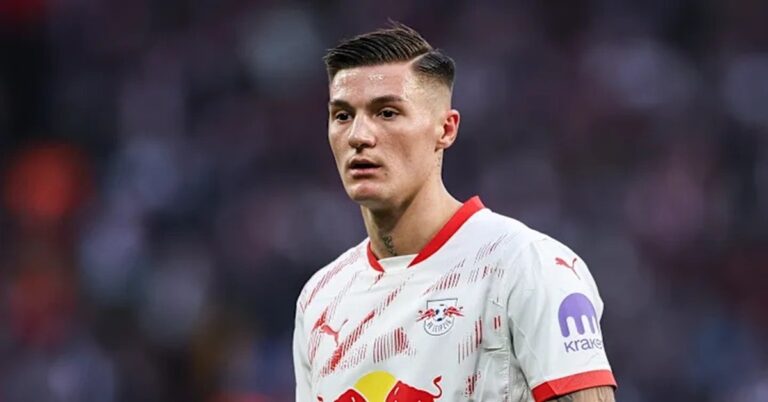 En la foto, el delantero Benjamin Sesko