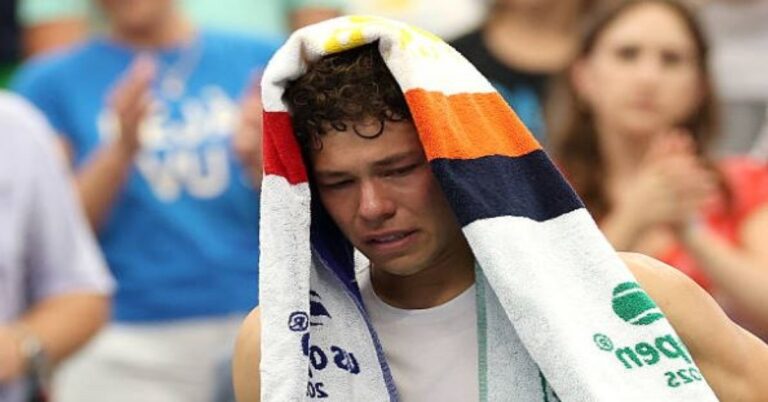 En la foto, Ben Shelton abandona el US Open lesionado