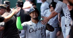En la foto, Lenyn Sosa celebra el jonrón ante Yankees