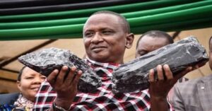 En la foto, Saniniu Laizer con las tanzanitas