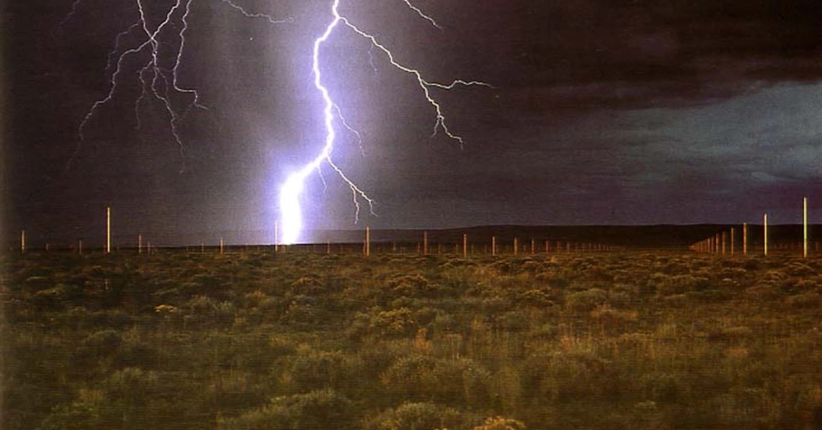En la foto, un trueno cae sobre el campo