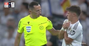 En la foto, Arda Guller le explica al árbitro dónde tenía las manos