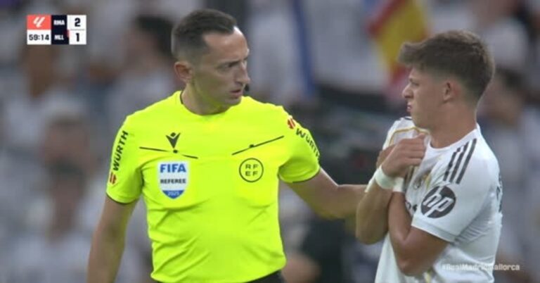 En la foto, Arda Guller le explica al árbitro dónde tenía las manos