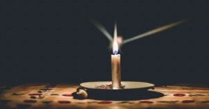 En la foto, una vela encendida