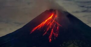 En la foto, la erupción del vocán Lewotobi Laki Laki