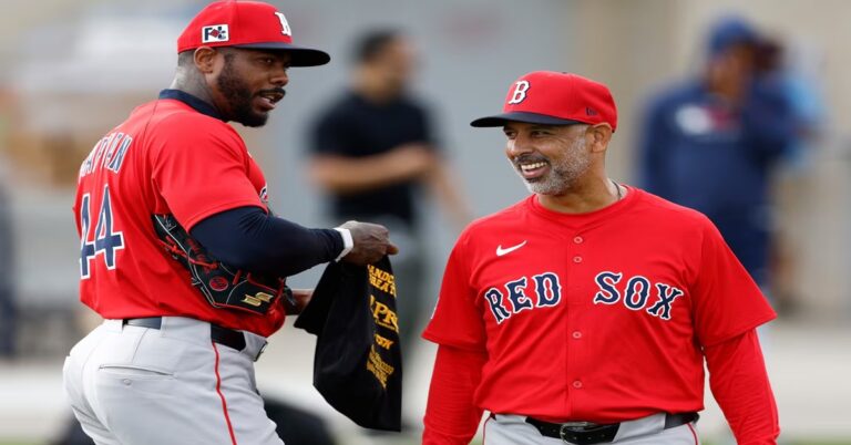 En la foto, Aroldis Chapman y el manager de los Medias Rojas Alex Cora