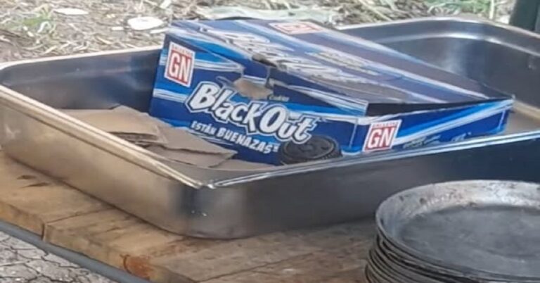 En la foto, un puesto de pizzas en Cuba y la caja donde se guarda el dinero