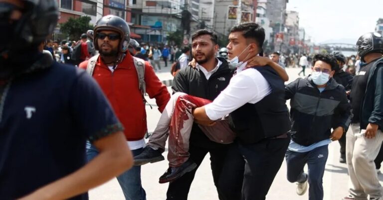 En la foto, disturbios en Nepal