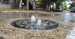 En la foto, aguas albañales frente a Prensa Latina