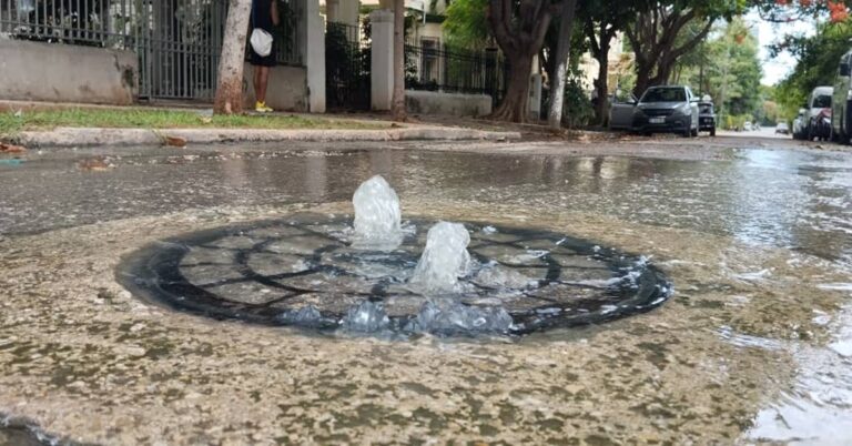 En la foto, aguas albañales frente a Prensa Latina