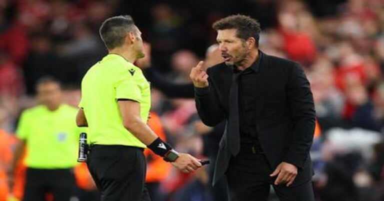 Simeone expulsado tras encararse con la grada en Anfield