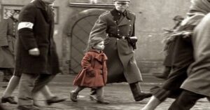 En la foto, una escena del fime donde se ve la chica del abrigo rojo